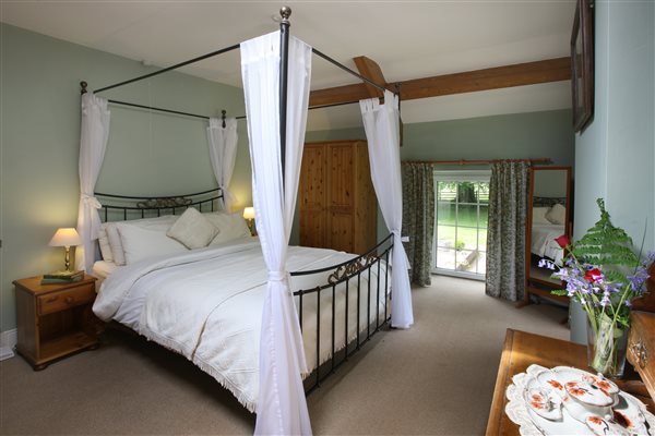 Y Stabl Master Bedroom with Four Poster Bed